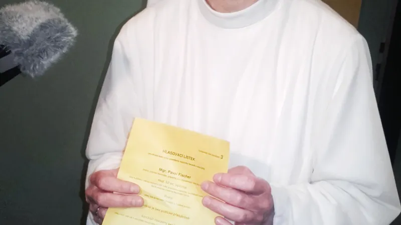Na chybně vystavené hlasovací lístky upozornila komisi volička