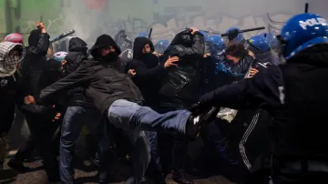 Střet policie s částí demonstrujících v Miláně