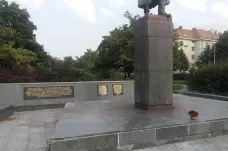 Nabarvenou sochu maršála Koněva někdo částečně očistil. O akci Prahy 6 nešlo