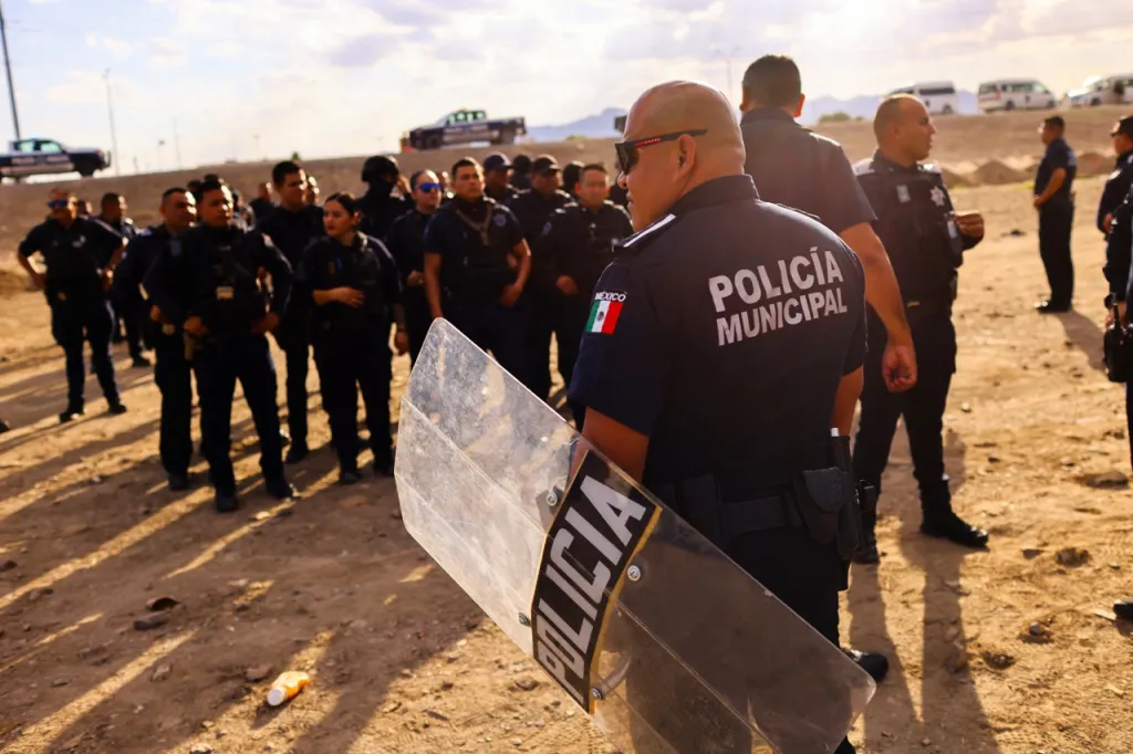 Policisté a agenti NIM během operace u řeky Rio Bravo