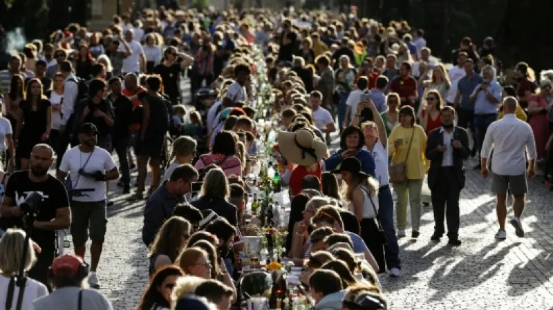 Pět set metrů dlouhý jídelní stůl na Karlově mostě,  Autor: David W Cerny,  Zdroj: Reuters