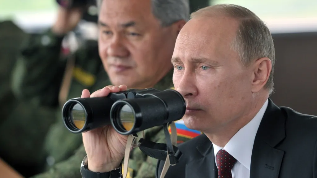 Putin sleduje armádní cvičení na Sachalinu