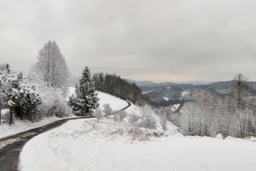 Sněžení způsobilo komplikace na silnicích