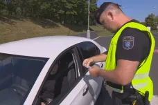 Hrozbu odebrání registrační značky auta, když má řidič nedoplatek na pokutách, hodnotí policisté jako efektivní