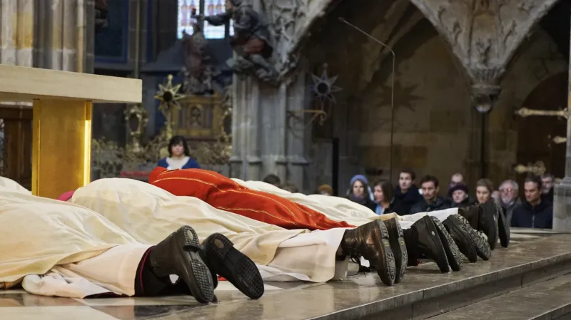 Obřad na Velký pátek v katedrále svatého Víta