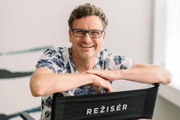 Prvok, Šampón, Tečka a Karel. Spisovatel Patrik Hartl natočí film podle své první knihy