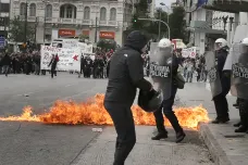 Řekové stávkují kvůli úsporám. V Aténách protestují tisíce lidí