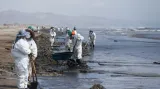 Z rafinérie na pobřeží Peru uniklo přes 6000 barelů ropy poté, co v sobotu zasáhly tanker vlny spojené s erupcí sopky Tonga