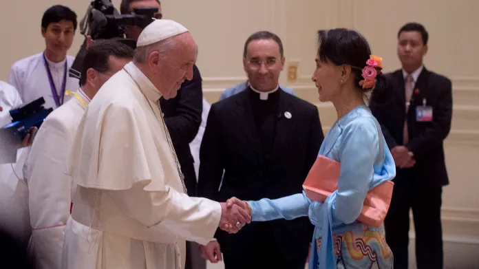 František se v Myanmaru setkal se Su Ťij