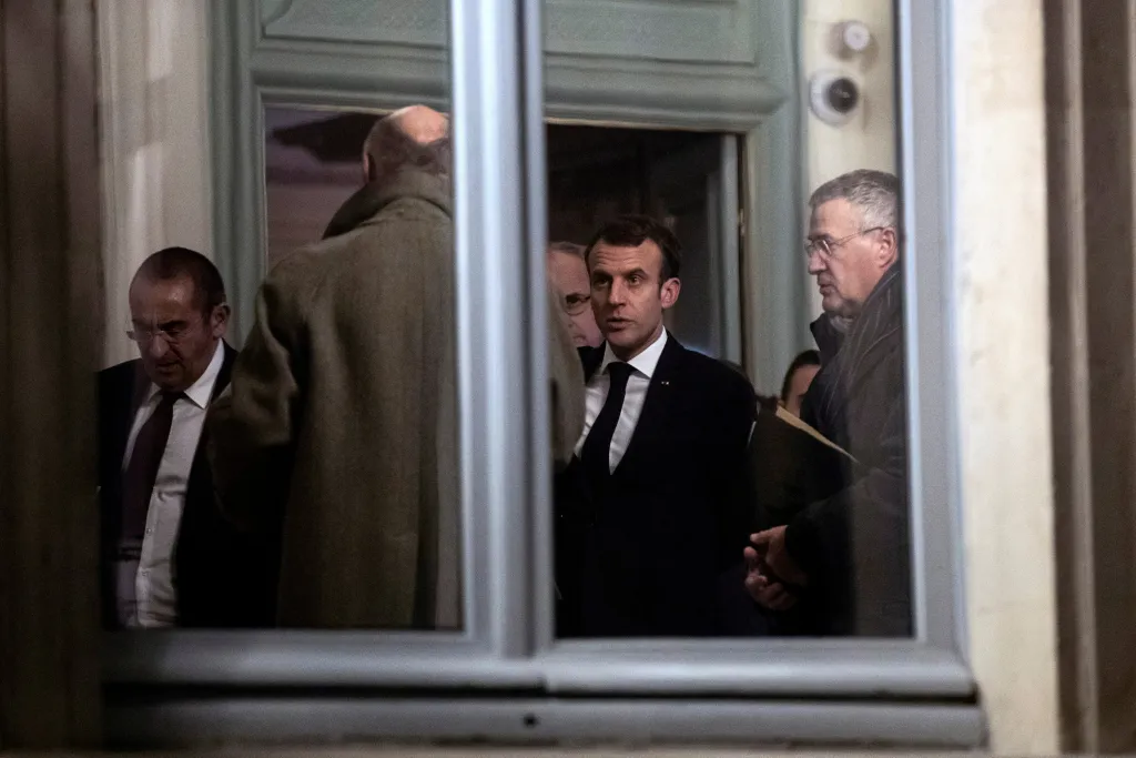 Prezident Emmanuel Macron v úterý večer na narychlo svolané schůzce u ministra vnitra