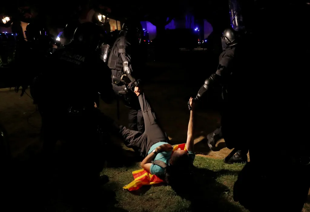 Někteří demonstranti nechtěli místo opustit, a tak byli odvlečeni policií