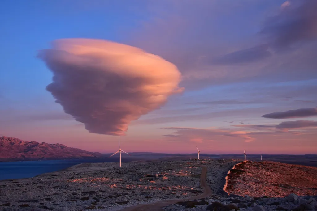 Katica Mustapićová, ostrov Pag v Chorvatsku: Trojúhelník nad Pagem

Západ slunce s větrnou turbínou a trojúhelníkovým lentikulárním mrakem