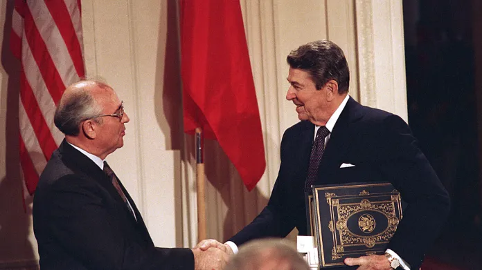 Smlouvu INF podepsali 8. prosince 1987 Ronald Reagan a Michail Gorbačov