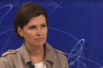 Bianca Bellová si všimla muže, který si na letišti nandává snubní prsten. A napsala Transfer