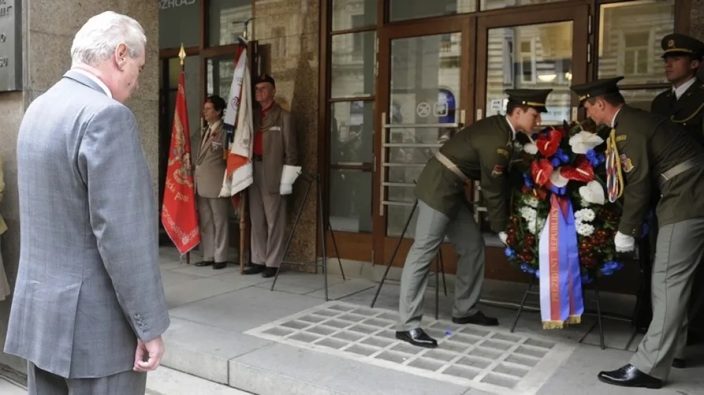 Kladení věnců u budovy rozhlasu