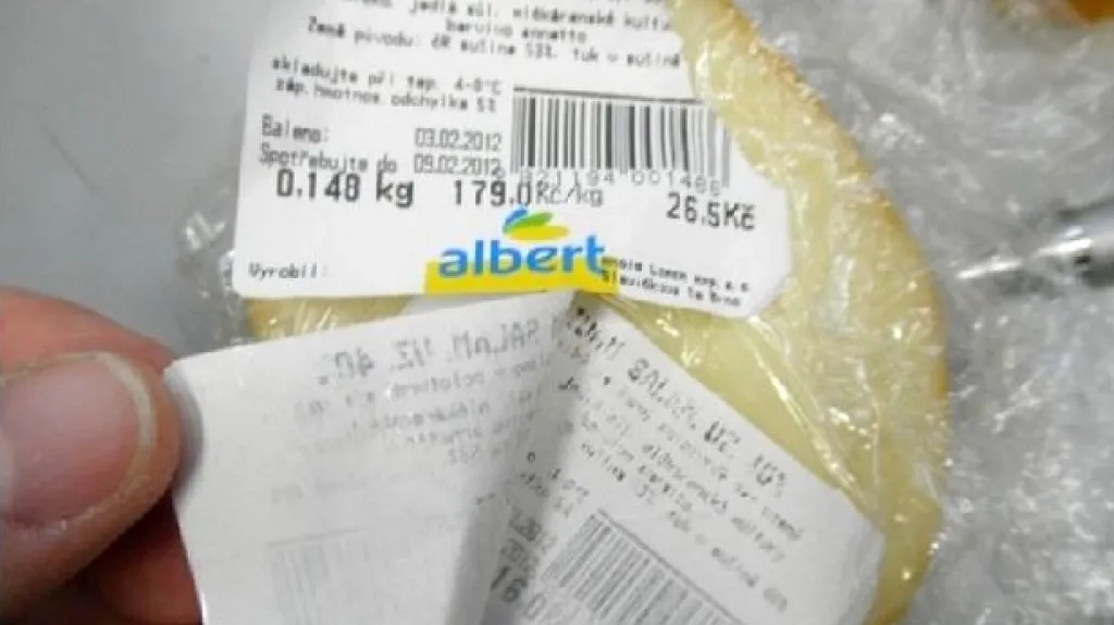 Sýr s přelepenou etiketou
