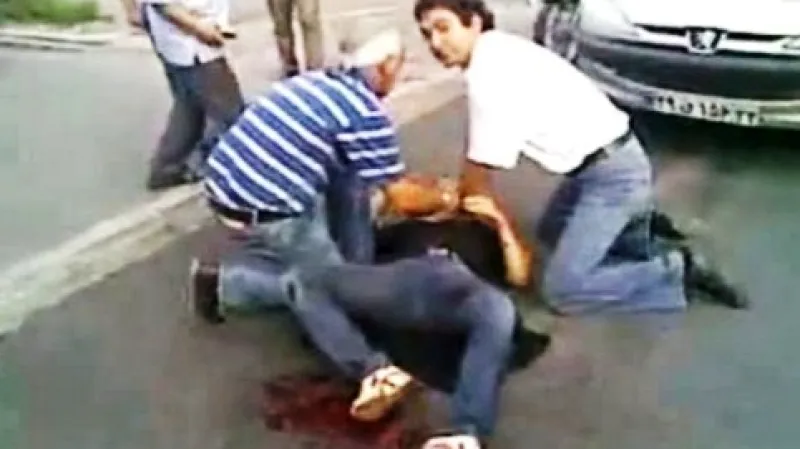 Symbolem povolebních incidentů vládních sil s Músávího stoupenci se stala 20letá dívka, která byla o víkendu střelena do hrudníku a přímo před kamerou zemřela během demonstrace na chodníku teheránské ulice.