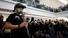 Protestující umělci zpívají Glory to Hong Kong v roce 2019