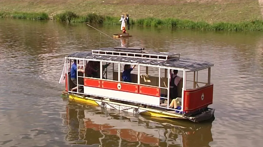 Plovoucí tramvaj při závodě recesistů