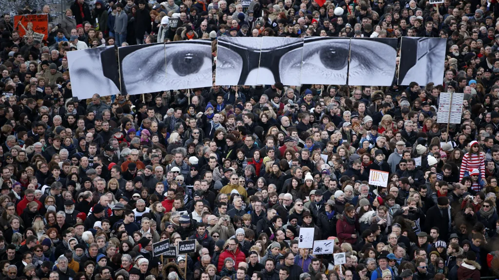 Leden 2015. Série teroristických útoků v redakci satirického časopisu Charlie Hebdo a v ulicích Paříže vzal život celkem 17 lidem a paralyzoval francouzskou společnost. Statisíce občanů včetně vrcholných představitelů EU i arabského světa se v reakci na tragickou událost vydalo do ulic vyjádřit solidaritu s mrtvými i s hodnotami liberální Francie. Na snímku pařížský průvod a transparent s očima zavražděného šéfeditora magazínu - Stephana Charbonniera, známého pod přezdívkou Charb.