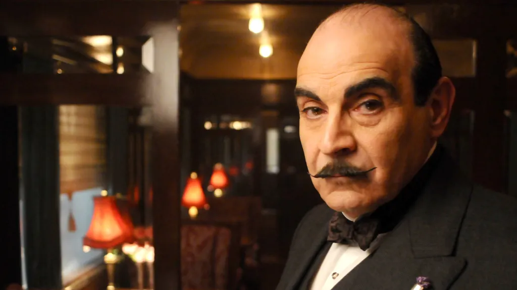 David Suchet jako Hercule Poirot. Zfilmované případy nejznámějšího detektiva Agathy Christie vysílá Česká televize, dostupné jsou i v iVysílání