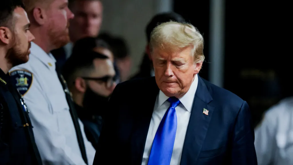 Donald Trump odchází od soudu poté, co jej porota označila za vinného ve všech bodech obžaloby