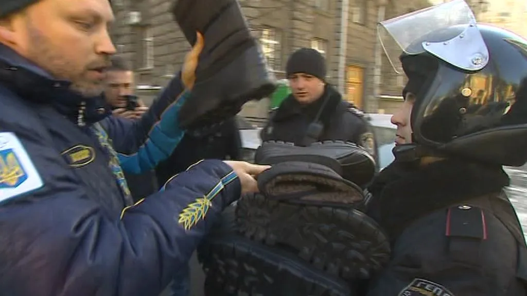 Ne všichni Ukrajinci se jednotek Berkut bojí - někteří jim pomáhají