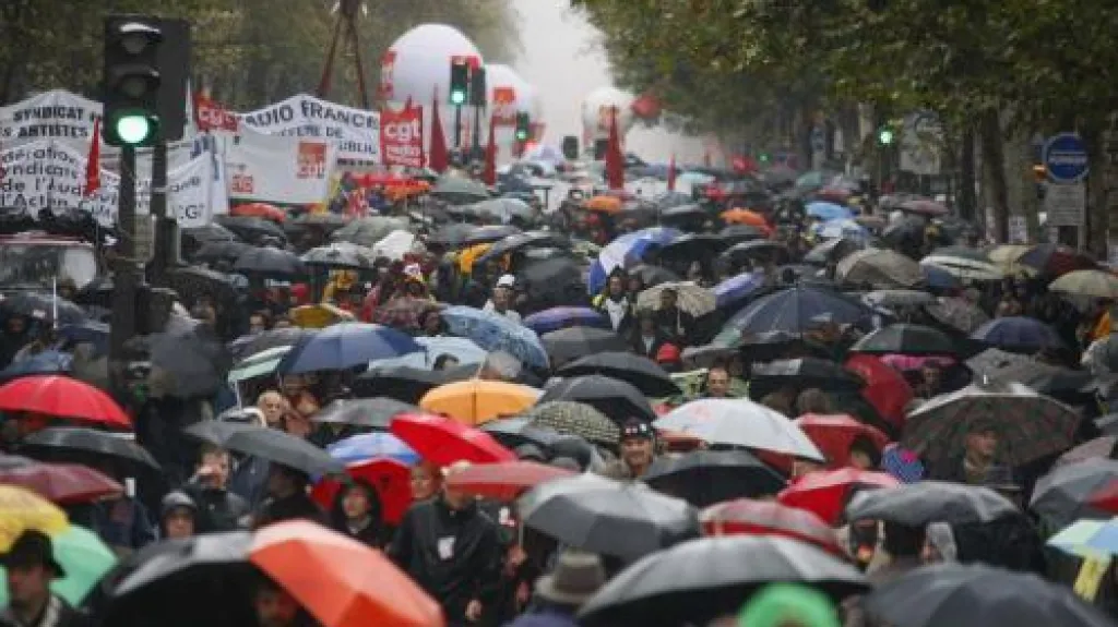 Francouzi demonstrující za deště