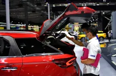 Prodej aut v Číně stoupl čtvrtý měsíc po sobě. Odhady ale počítají s celoročním propadem
