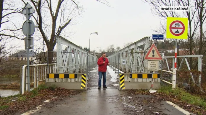 Most ve Svinarech je v havarijním stavu, auta už na něj nesmějí