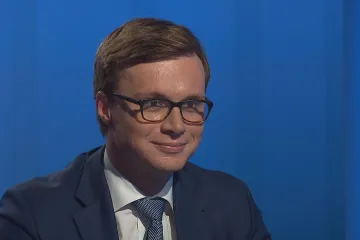 Johnson se stylizuje do Churchilla, chce vejít do historie, říká Chmelař. Zatím to tak nevypadá, dodává