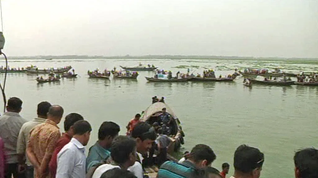 Záchranáři pátrají po obětech lodního neštěstí v Bangladéši