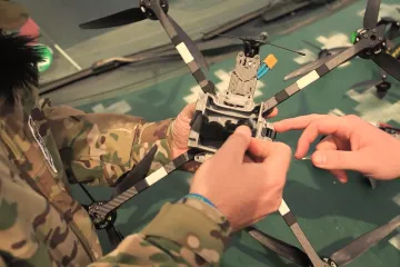 Čeští dobrovolníci vozí na Ukrajinu drony. Za březen jich bylo přes osm set