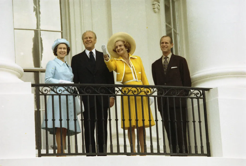 Královna Alžběta II., americký prezident Gerald Ford, první dáma Betty Fordová a princ Philip zdraví z Trumanova balkonu během státní návštěvy v Bílém domě ve Washingtonu 7. července 1976