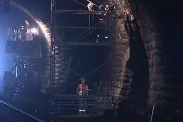 Železniční tunel ve Střelné osídlili dělníci, stavbu opravují za provozu