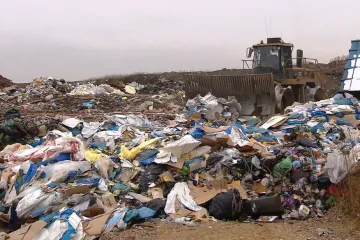 Černá skládka? Obce by mohly zasahovat i na soukromém pozemku