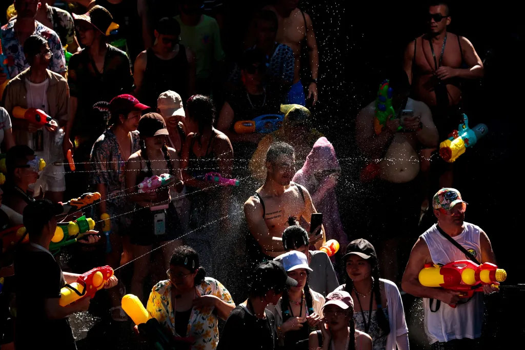 Thajský festival přilákal davy lidí na vodní bitvy