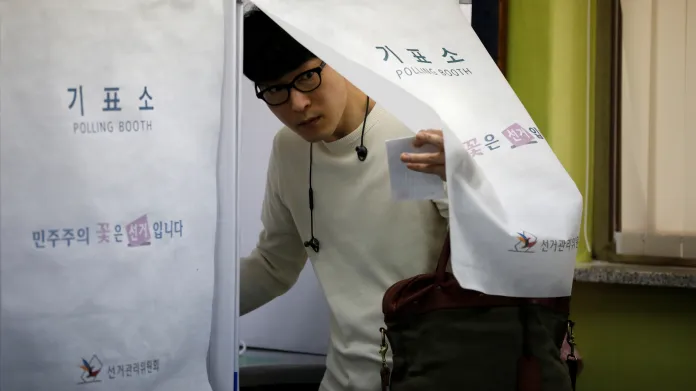 Volby v Jižní Koreji nově lákají hlavně mladé lidi