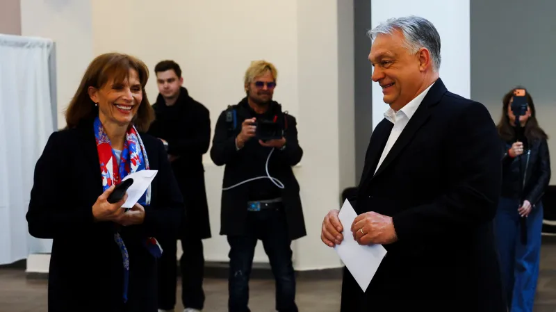 Maďarský premiér Viktor Orbán s manželkou Aniko Lévaiovou odevzdali svůj hlas ve volbách