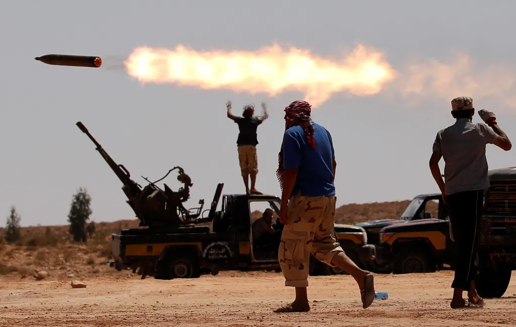 Bojovníci proti Kaddáfího režimu během útoku vypálili několik střel z raketometů poblíž Sirte. Jedno z posledních míst, kde se Muammar Kaddáfí v Libyi ukrýval. Foto z 24. září 2011