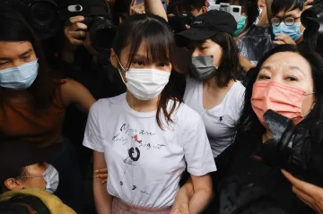 V Hongkongu pustili na svobodu opoziční aktivistku Chowovou