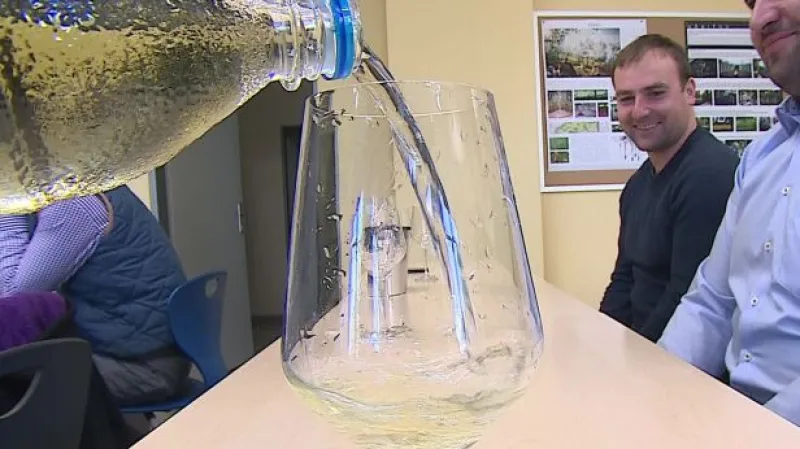 Ekonomika ČT24: Jak to bude s dovozem sudového vína?