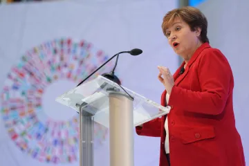 Světová ekonomika letos poroste kvůli napětí a nejistotě pomaleji, očekává MMF