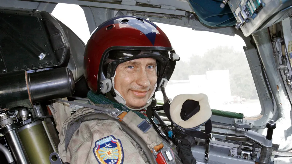 Vladimir Putin v letecké helmě
