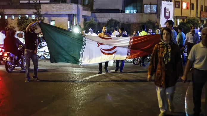 Lidé v Teheránu oslavovali jednání, jehož výsledkem je ukončení íránského jaderného programu