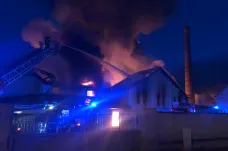 Hasiči lokalizovali požár haly s papírem v Košťanech, škoda přesáhne pět milionů