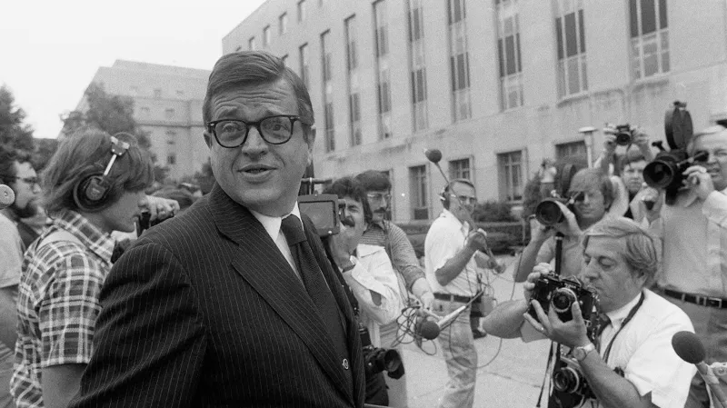 Bývalý Nixonův poradce Charles Colson přichází v roce 1974 k soudu. Odešel se sedmiměsíčním trestem.