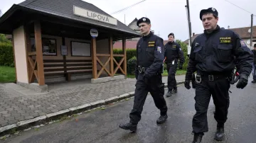 Policisté hlídají domy po evakuaci obyvatel v okolí muničního skladu v roce 2014