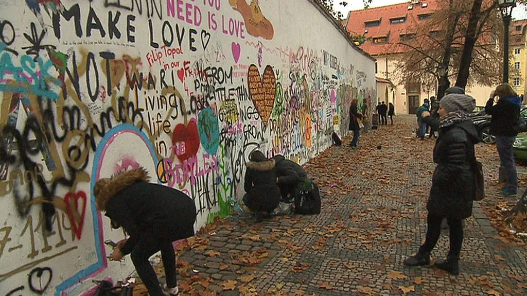 Lennonova zeď láká nové pisatele