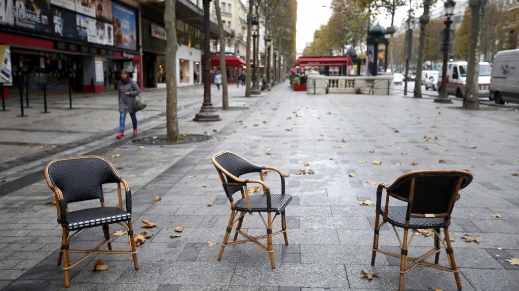 Prázdné židle u kavárny na  Champs-Elysees
